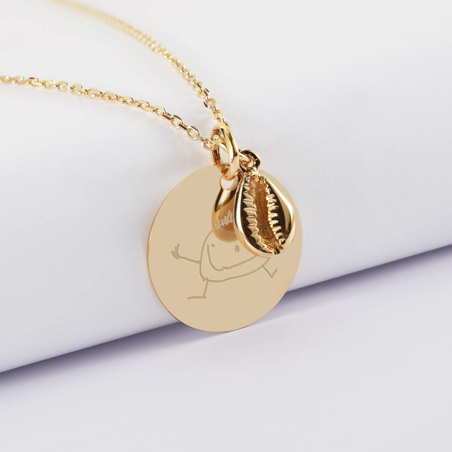 Pendentif personnalisé médaille gravée plaqué or 19 mm et breloque coquillage cauri 10 mm