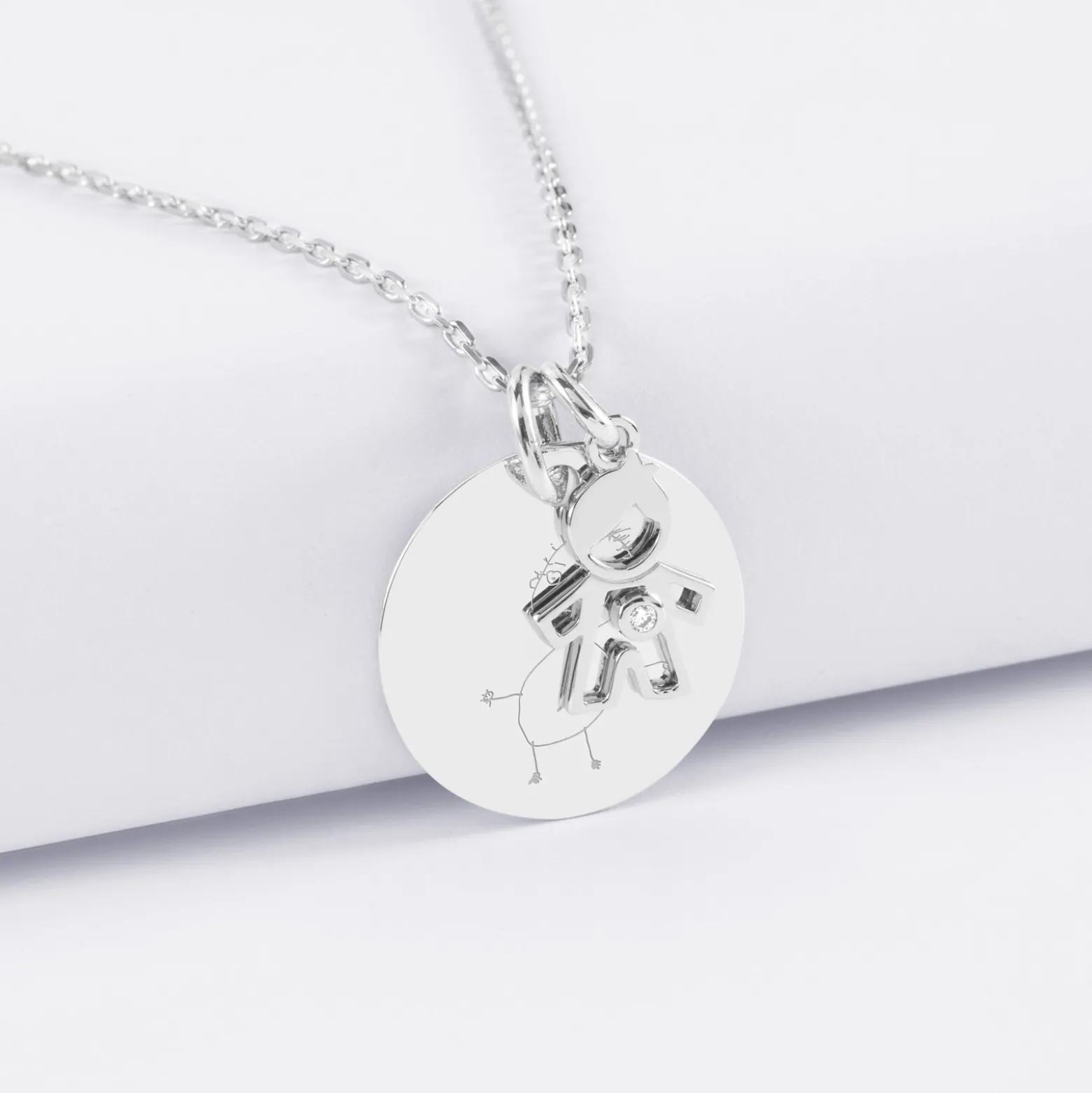 Pendentif personnalisé médaille gravée argent 19 mm et breloque petit garçon zircon 12 mm