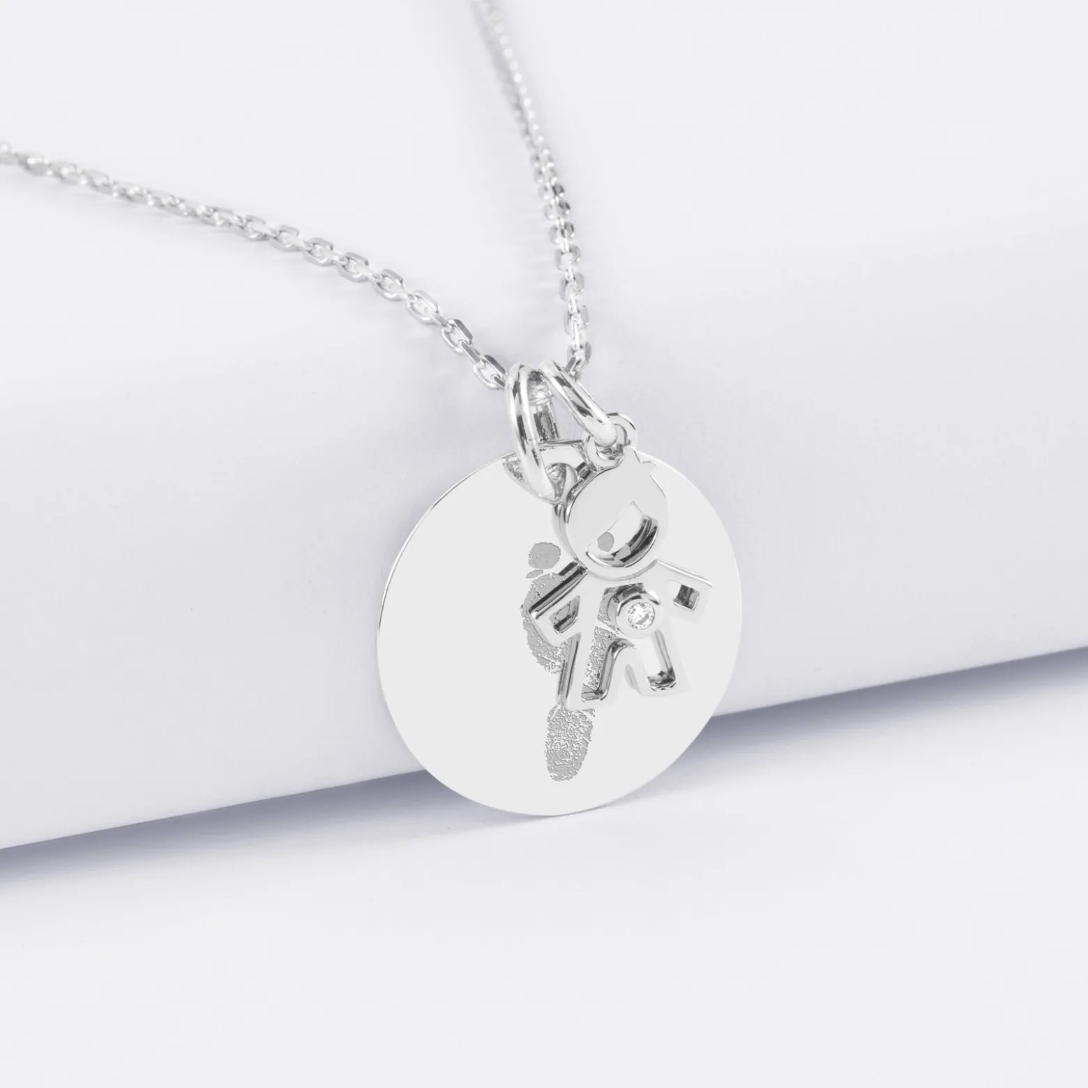 Pendentif personnalisé médaille gravée argent 19 mm et breloque petit garçon zircon 12 mm