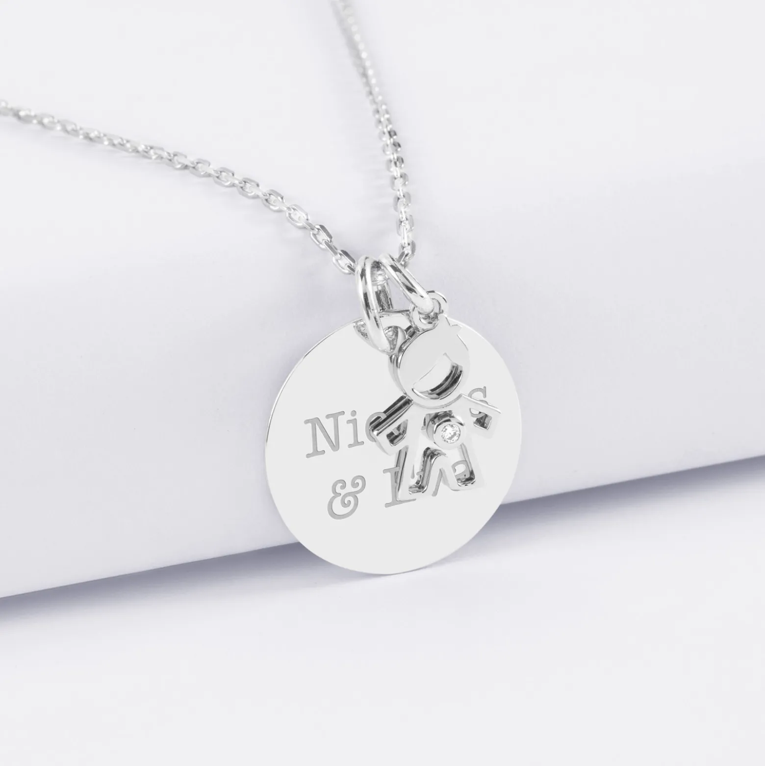 Pendentif personnalisé médaille gravée argent 19 mm et breloque petit garçon zircon 12 mm