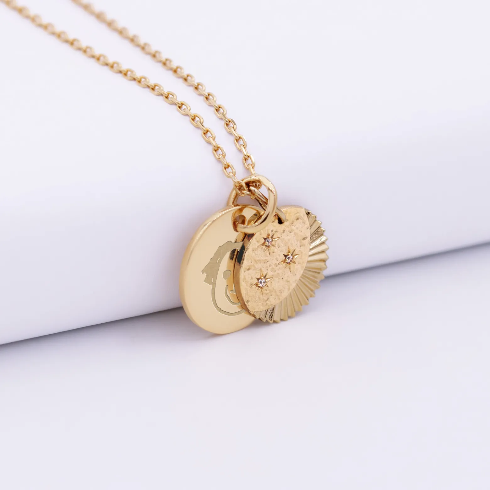 Pendentif personnalisé médaille gravée plaqué or 15 mm et breloque Lune trio zircons 14 mm