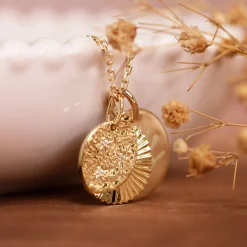 Pendentif personnalisé médaille gravée plaqué or 15 mm et breloque Lune trio zircons 14 mm