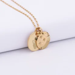 Pendentif personnalisé médaille gravée plaqué or 15 mm et breloque Lune trio zircons 14 mm