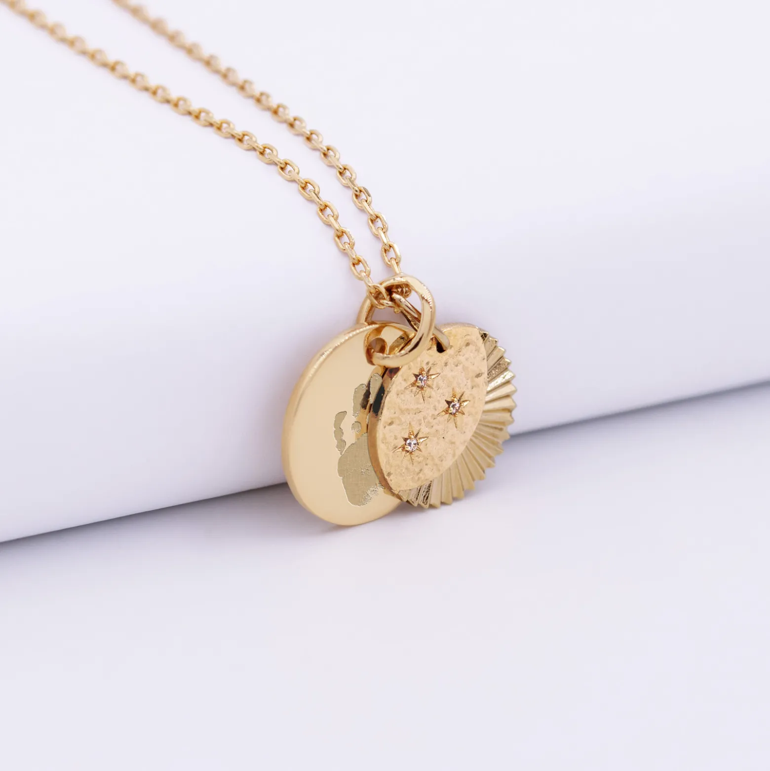Pendentif personnalisé médaille gravée plaqué or 15 mm et breloque Lune trio zircons 14 mm