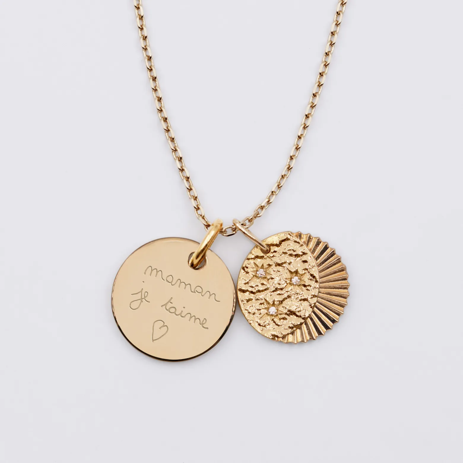 Pendentif personnalisé médaille gravée plaqué or 15 mm et breloque Lune trio zircons 14 mm