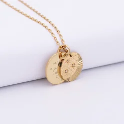 Pendentif personnalisé médaille gravée plaqué or 15 mm et breloque Lune trio zircons 14 mm