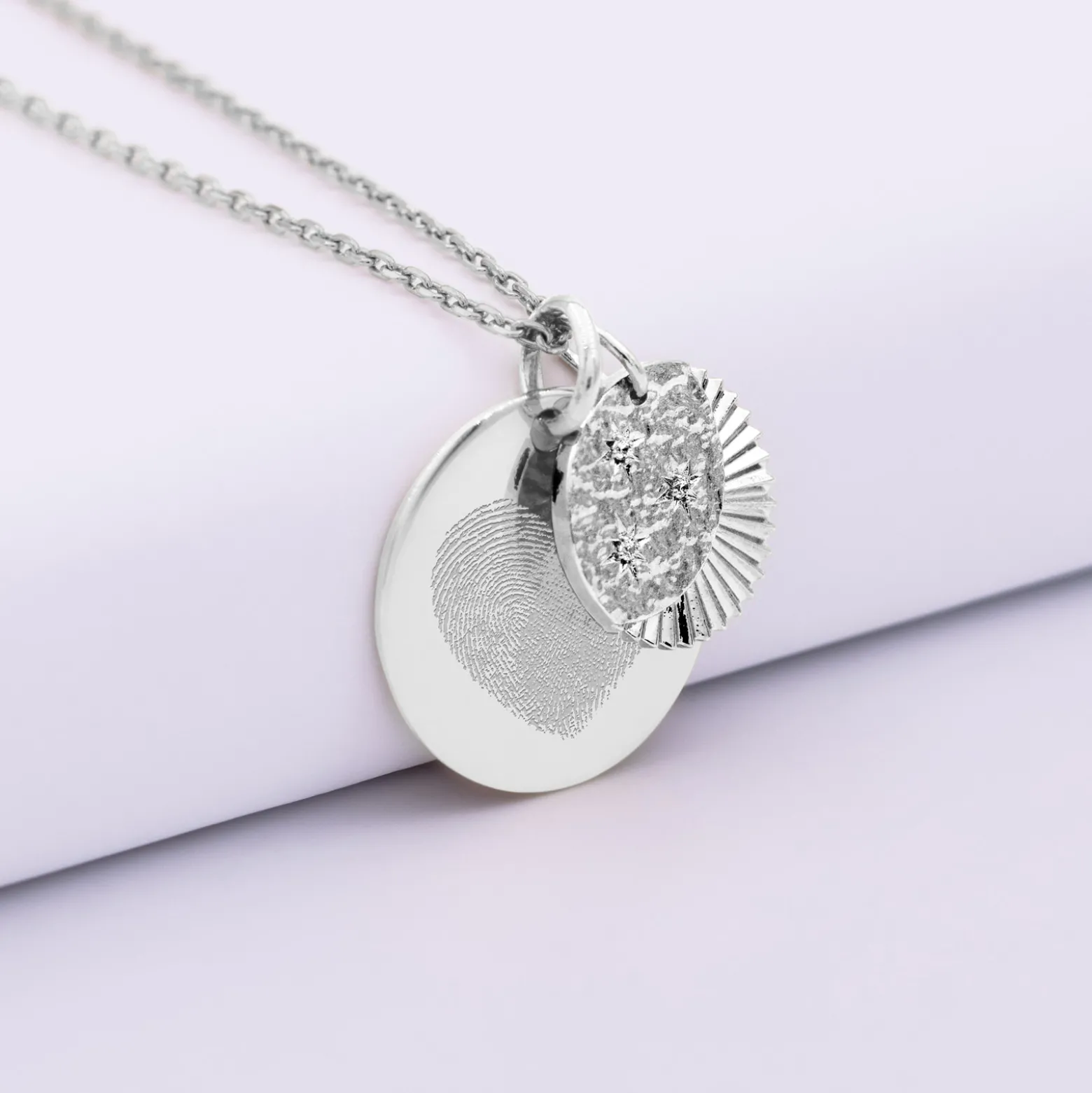 Pendentif personnalisé médaille gravée argent 19 mm et breloque Lune trio zircons 14 mm