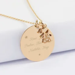 Pendentif personnalisé médaille gravée plaqué or 27 mm et breloque petite fille scintillante 12 mm