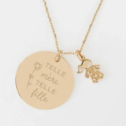 Pendentif personnalisé médaille gravée plaqué or 27 mm et breloque petite fille scintillante 12 mm