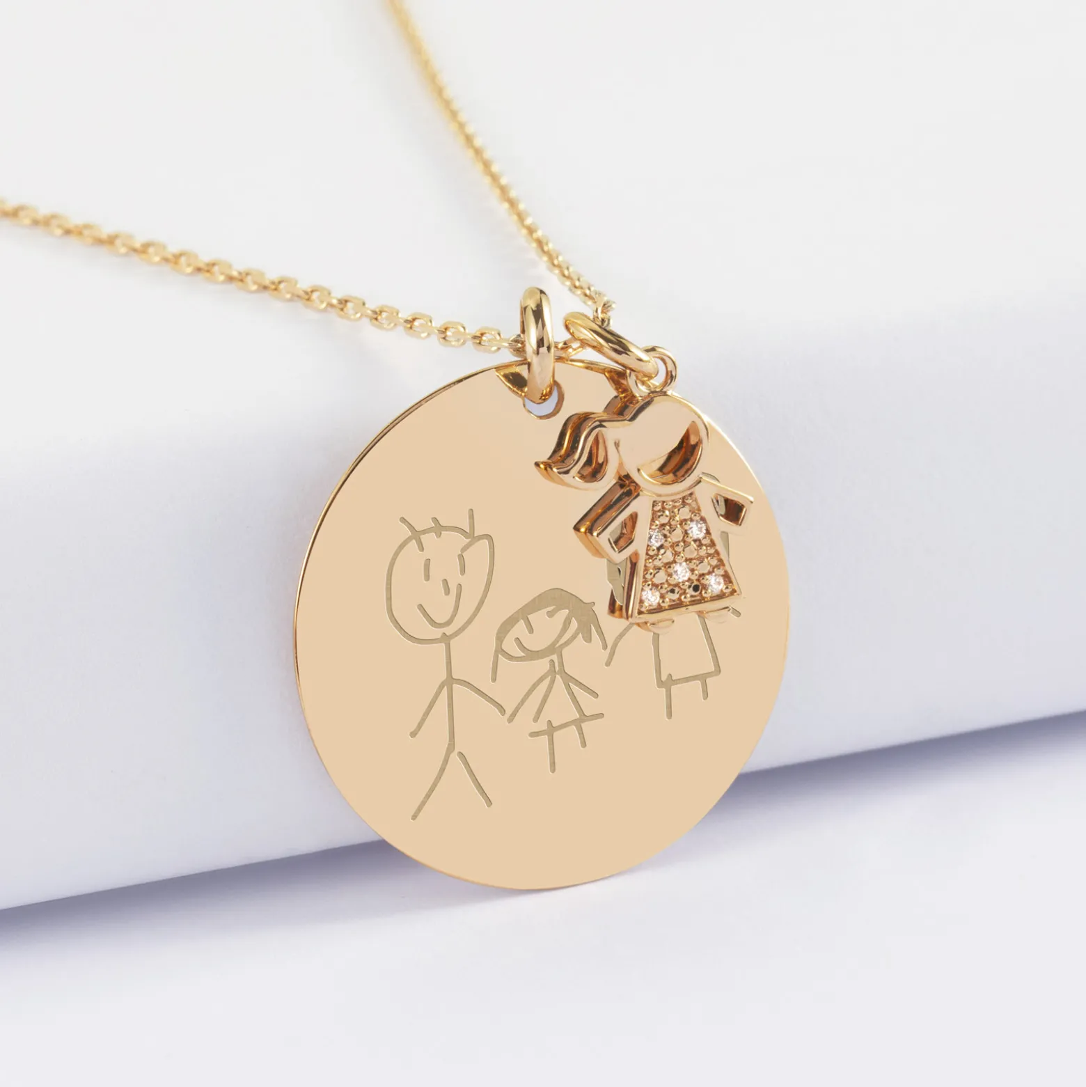 Pendentif personnalisé médaille gravée plaqué or 27 mm et breloque petite fille scintillante 12 mm