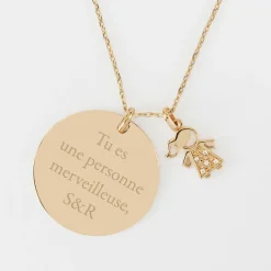 Pendentif personnalisé médaille gravée plaqué or 27 mm et breloque petite fille scintillante 12 mm