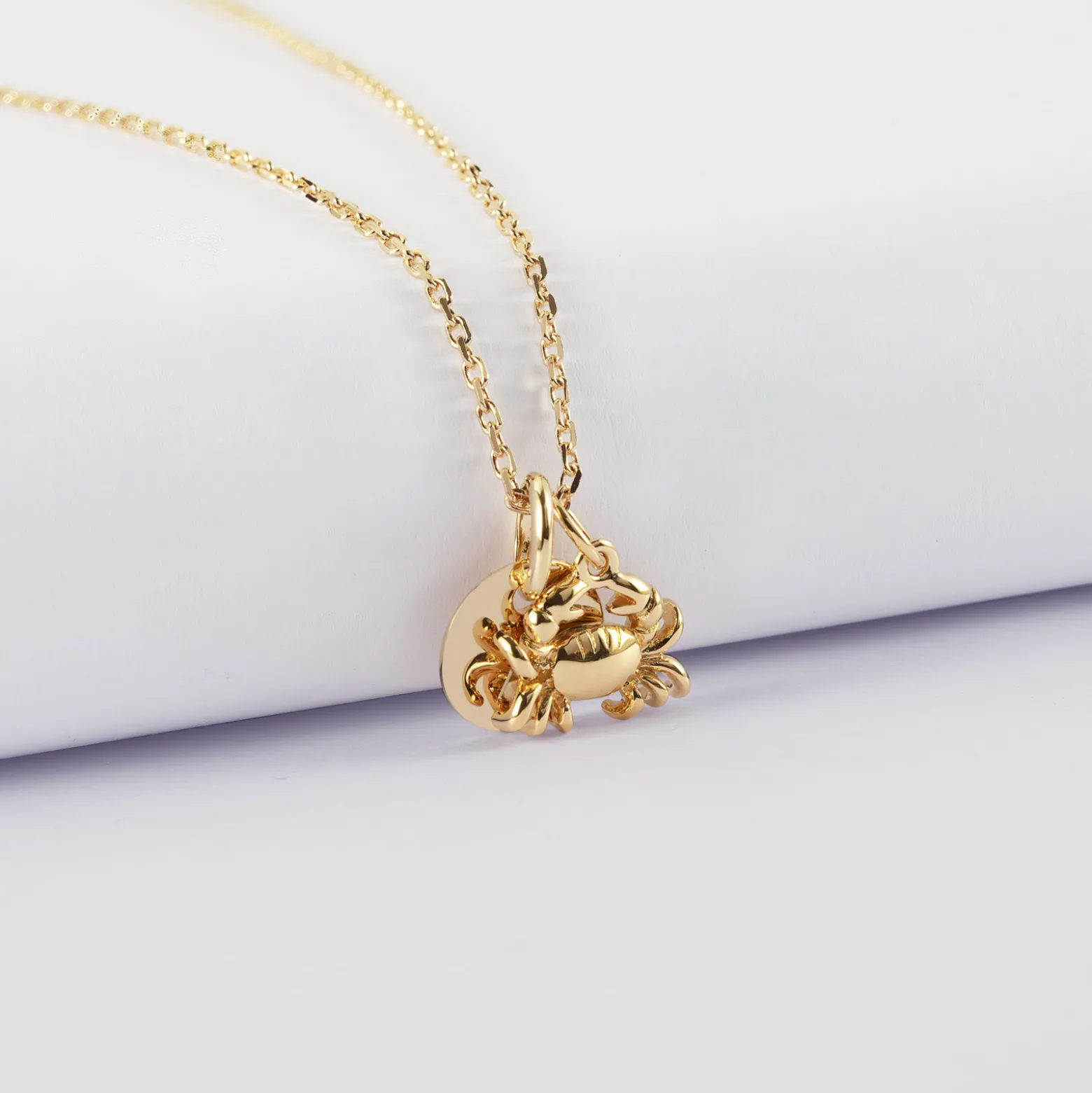 Pendentif personnalisé médaille gravée plaqué or 10 mm et breloque crabe 7x12 mm