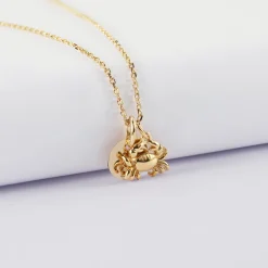 Pendentif personnalisé médaille gravée plaqué or 10 mm et breloque crabe 7x12 mm