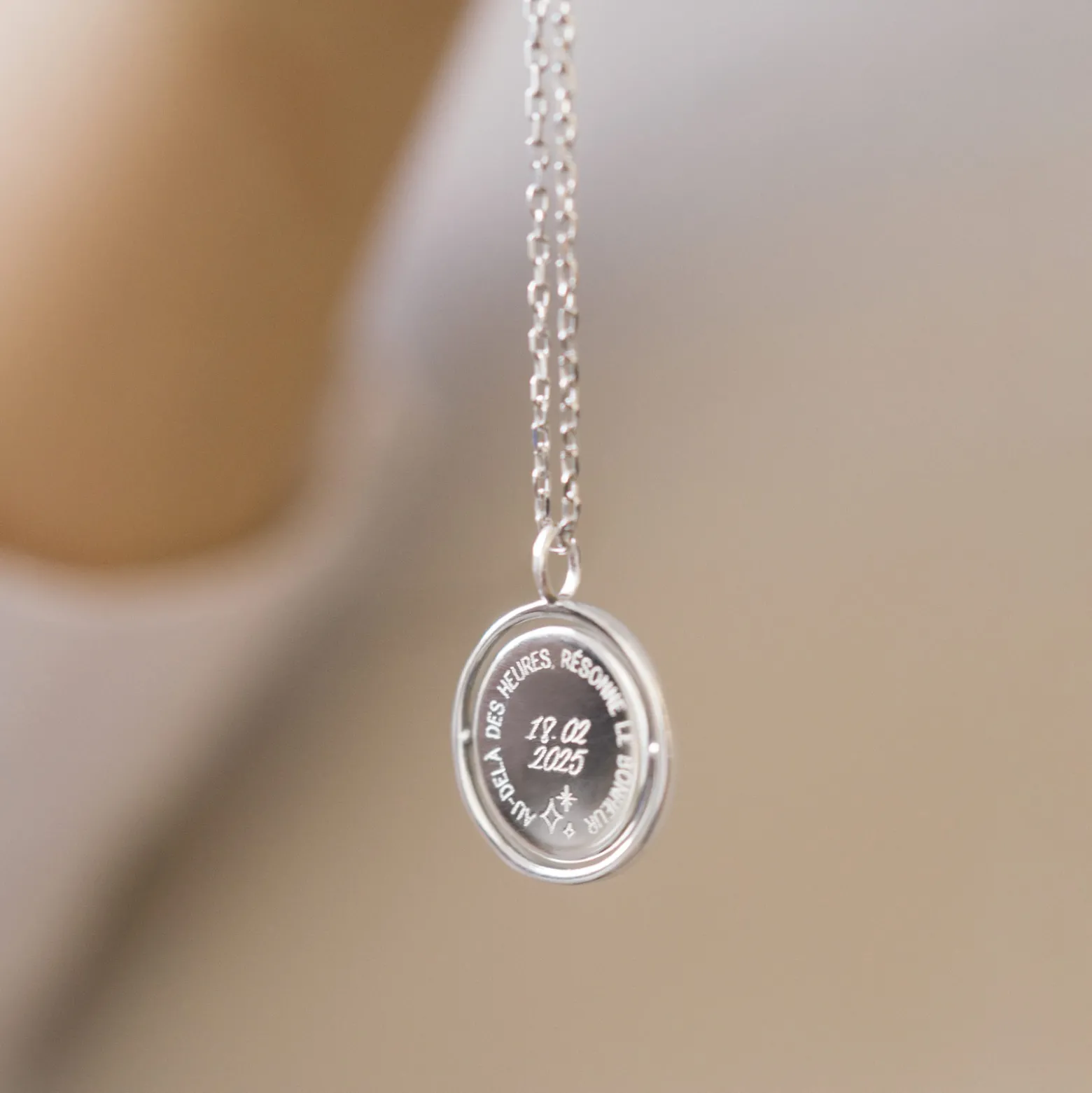 Pendentif personnalisé médaille réversible Eternelle gravée argent 18 mm - HappyBulle x Capucine