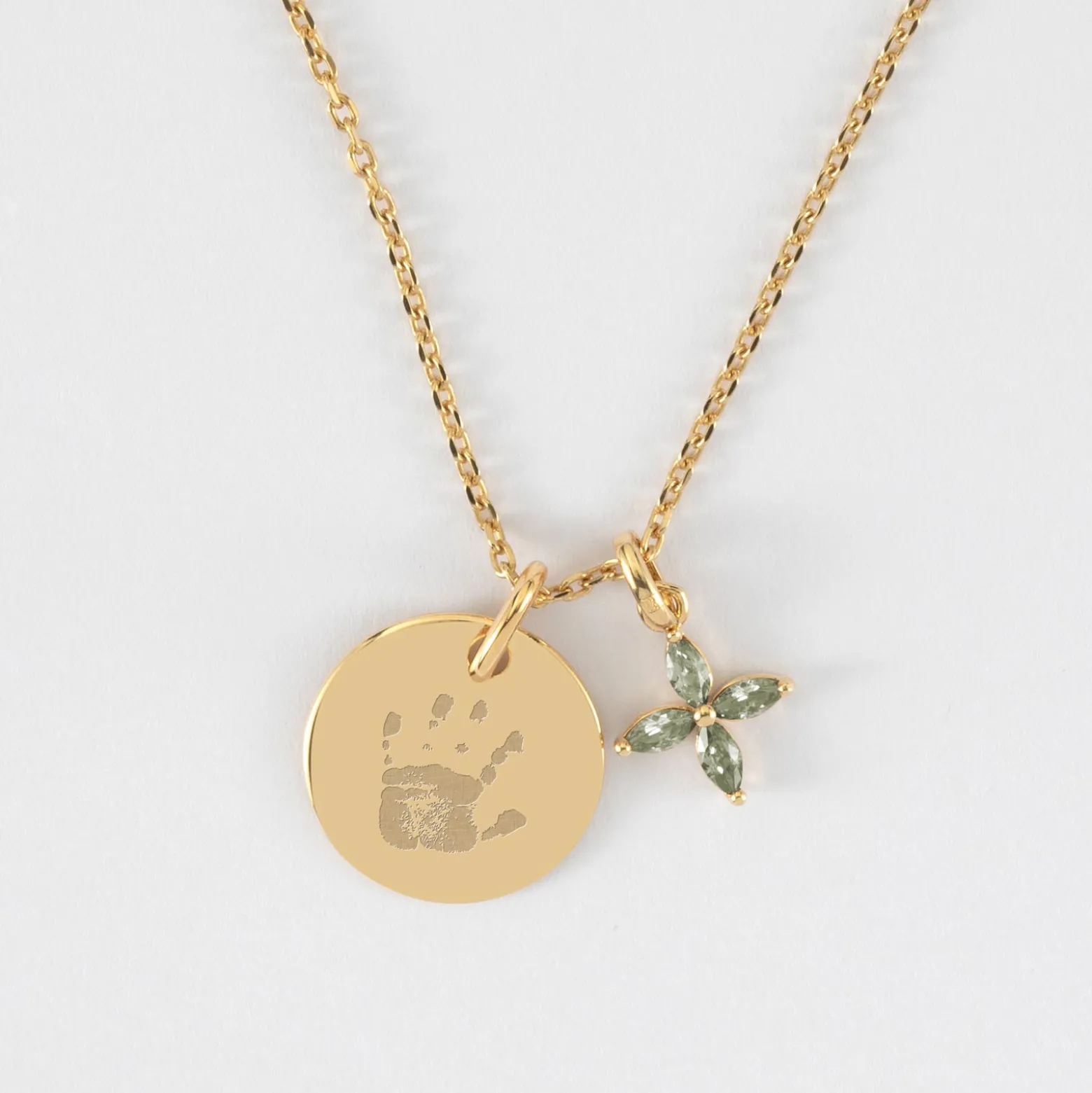 Pendentif personnalisé médaille gravée plaqué or 15 mm et breloque fleur pétales zircons 10 mm