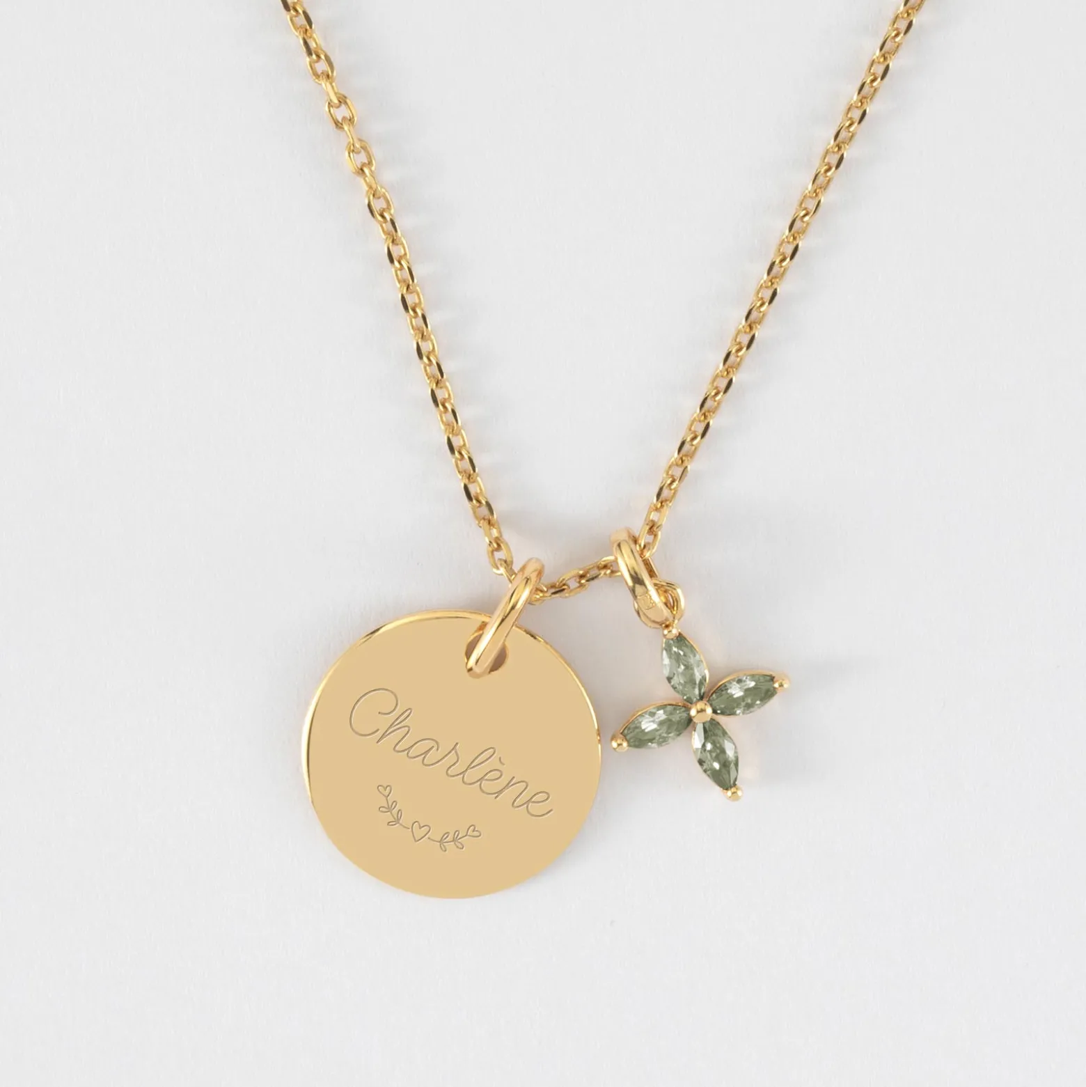 Pendentif personnalisé médaille gravée plaqué or 15 mm et breloque fleur pétales zircons 10 mm