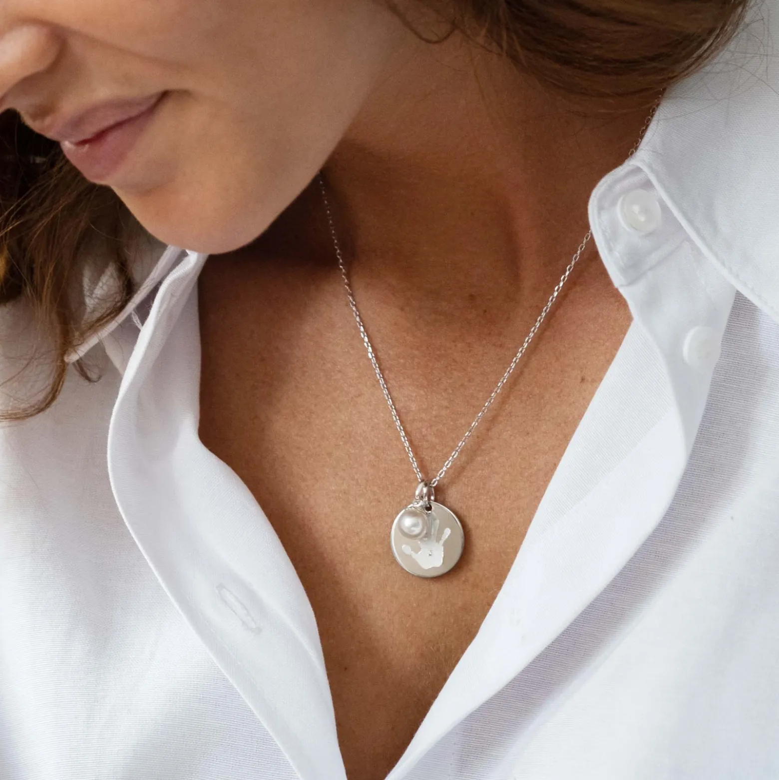 Pendentif personnalisé médaille gravée argent 19 mm et breloque perle nacre 10 mm