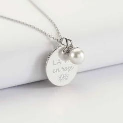 Pendentif personnalisé médaille gravée argent 19 mm et breloque perle nacre 10 mm