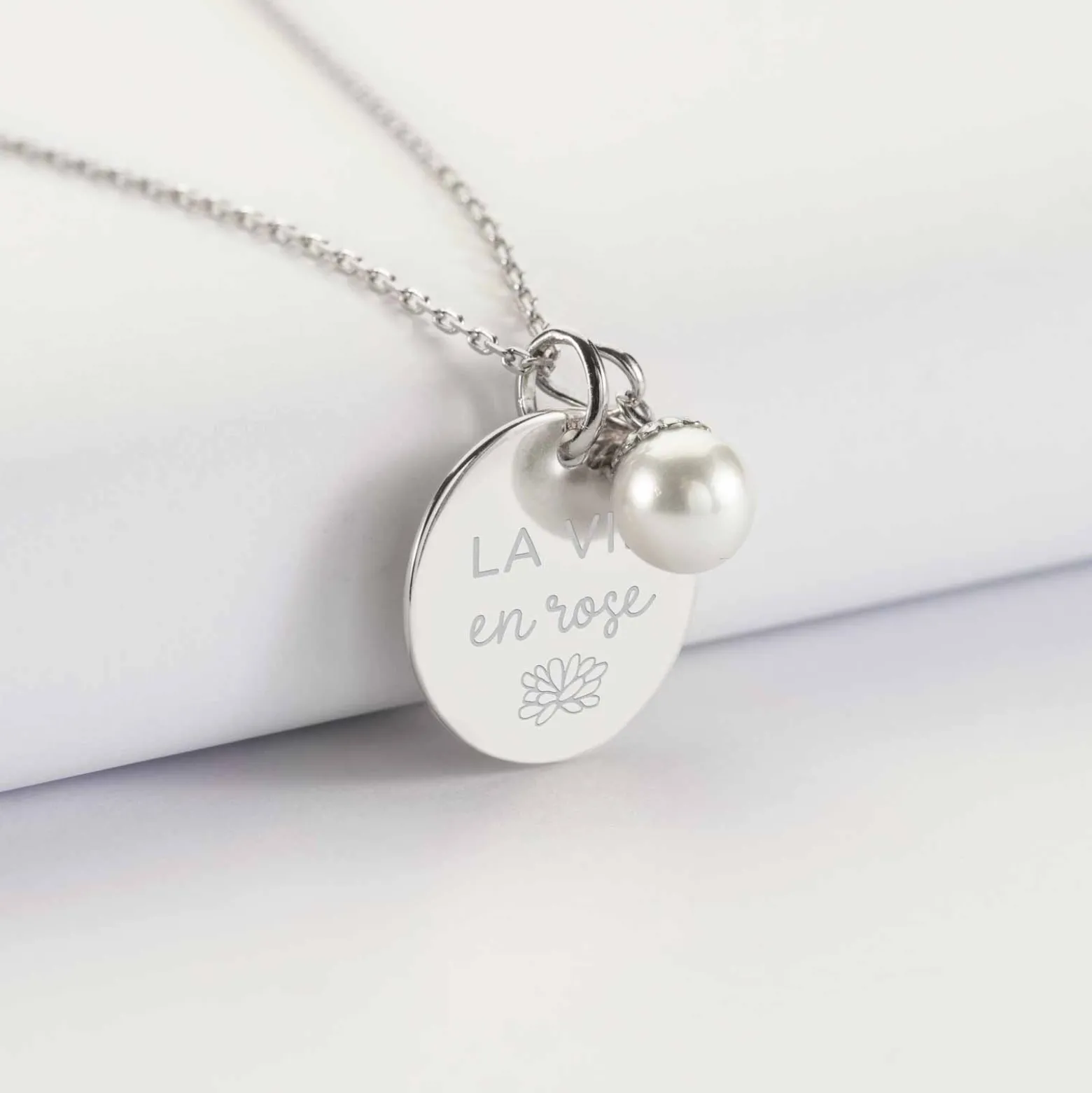 Pendentif personnalisé médaille gravée argent 19 mm et breloque perle nacre 10 mm