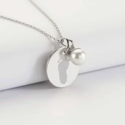 Pendentif personnalisé médaille gravée argent 19 mm et breloque perle nacre 10 mm