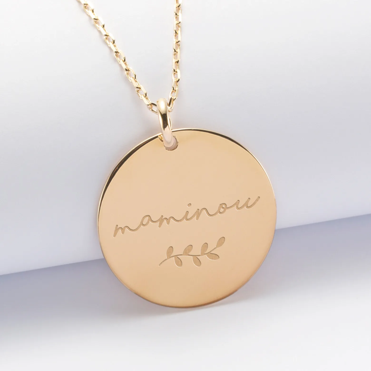Pendentif personnalisé médaille gravée plaqué or 27 mm "La meilleure Mamie"