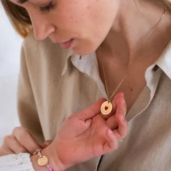 Pendentif personnalisé médaille gravée plaqué or coeur émail rouge 19 mm - HappyBulle x Atelier Wagram