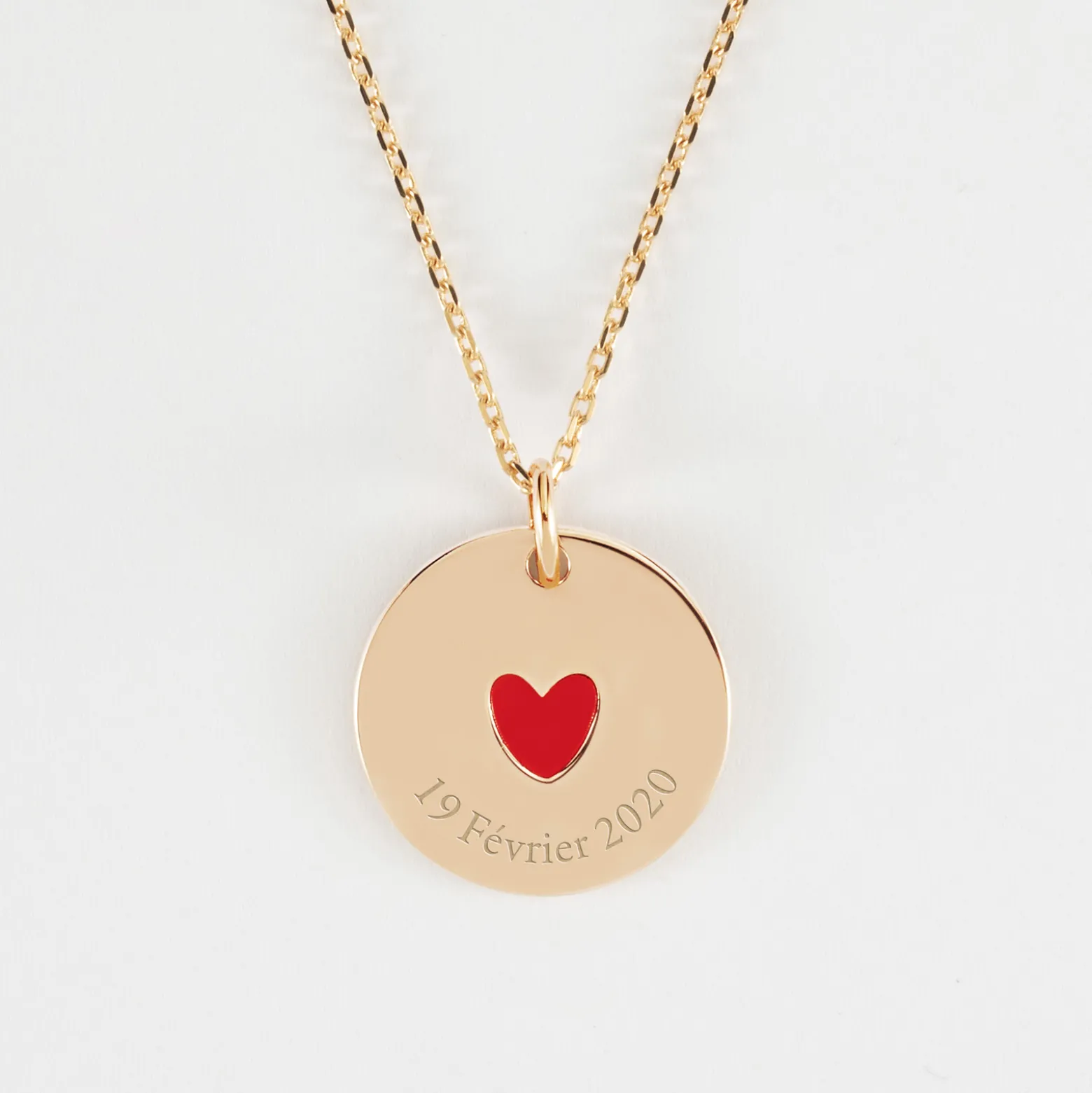 Pendentif personnalisé médaille gravée plaqué or coeur émail rouge 19 mm - HappyBulle x Atelier Wagram