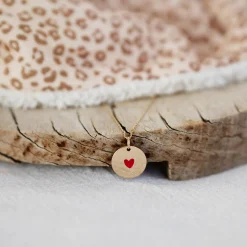Pendentif personnalisé médaille gravée plaqué or coeur émail rouge 19 mm - HappyBulle x Atelier Wagram