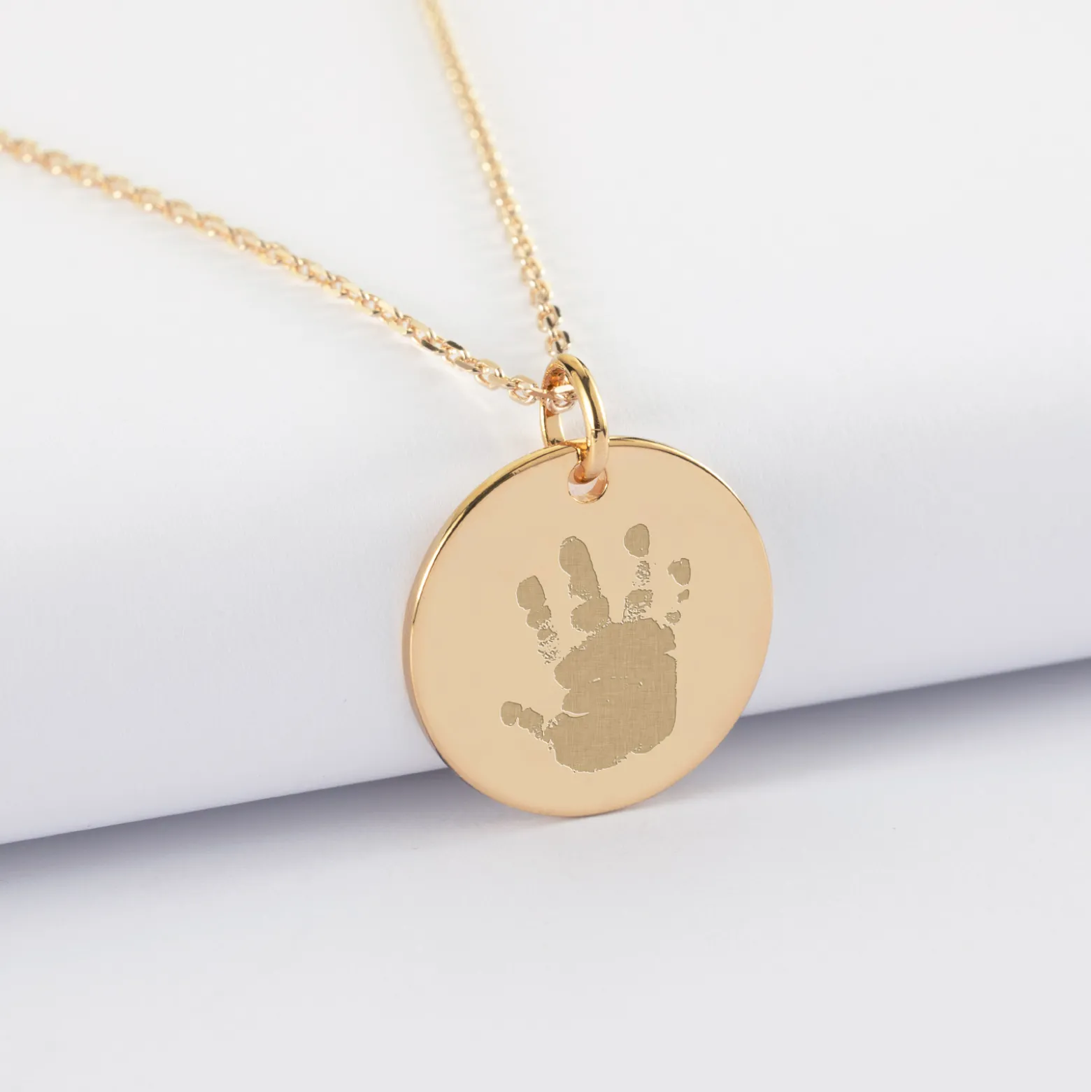 Pendentif personnalisé médaille gravée plaqué or coeur émail rouge 19 mm - HappyBulle x Atelier Wagram