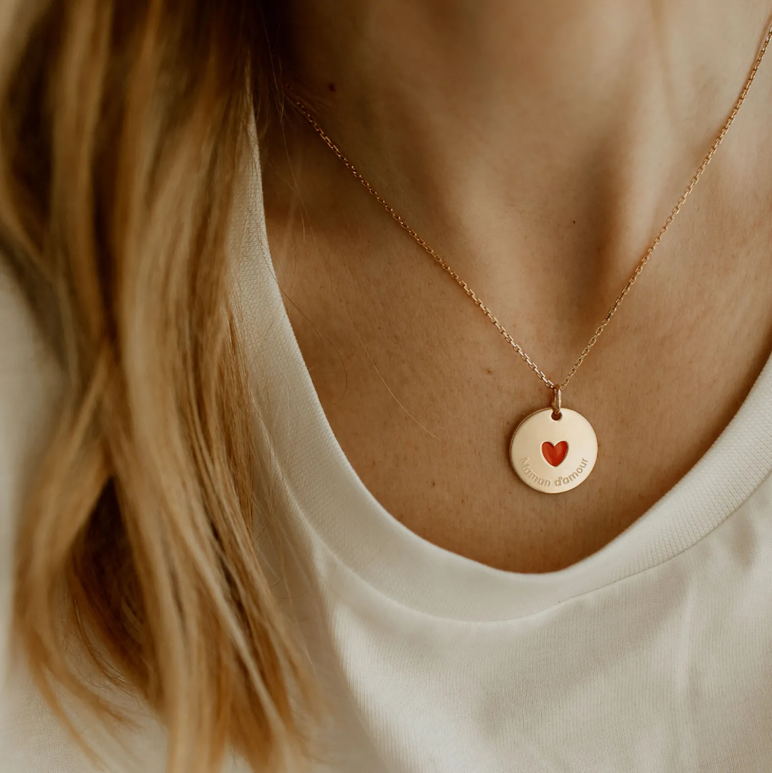 Pendentif personnalisé médaille gravée plaqué or coeur émail rouge 19 mm - HappyBulle x Atelier Wagram