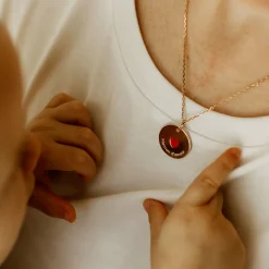 Pendentif personnalisé médaille gravée plaqué or coeur émail rouge 19 mm - HappyBulle x Atelier Wagram
