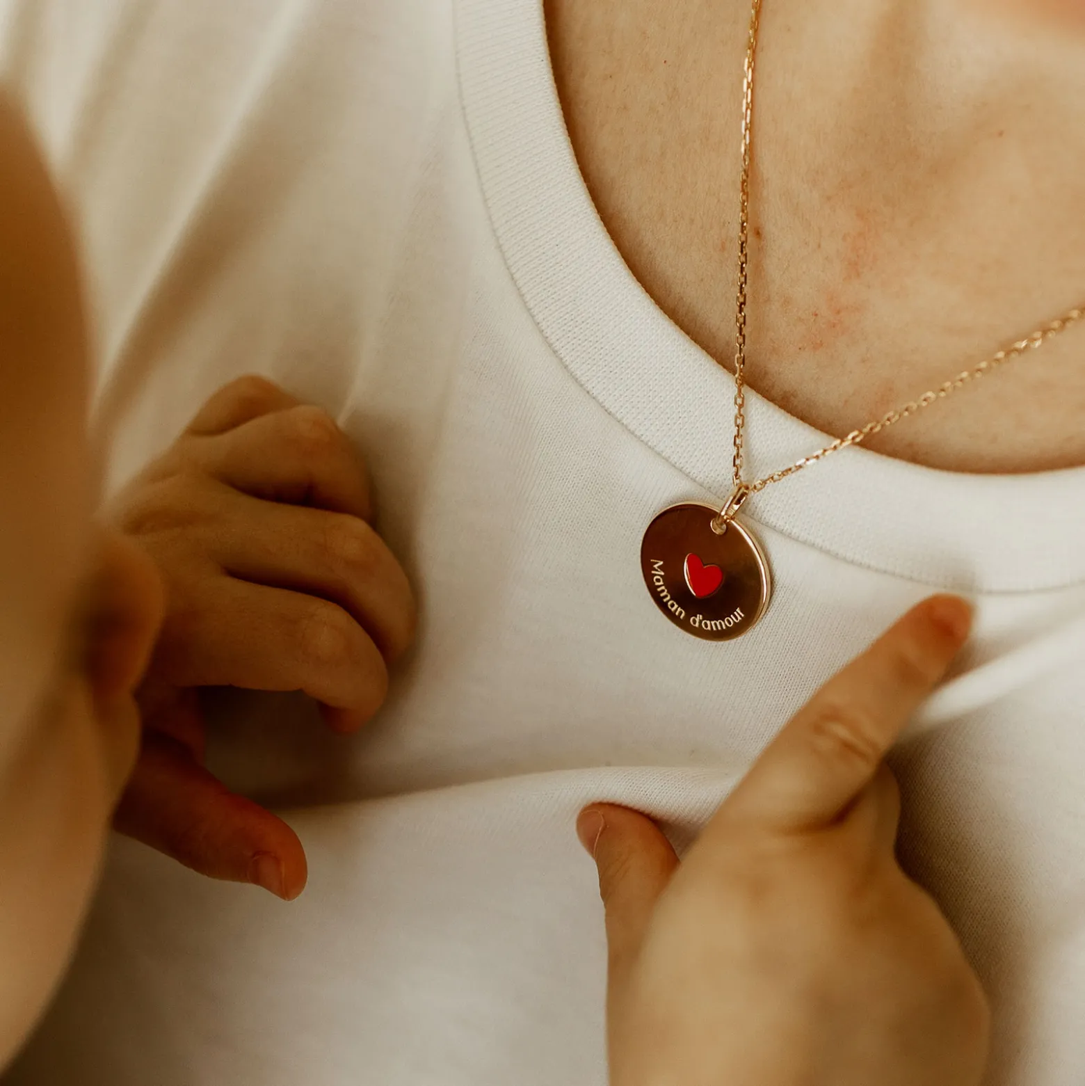 Pendentif personnalisé médaille gravée plaqué or coeur émail rouge 19 mm - HappyBulle x Atelier Wagram