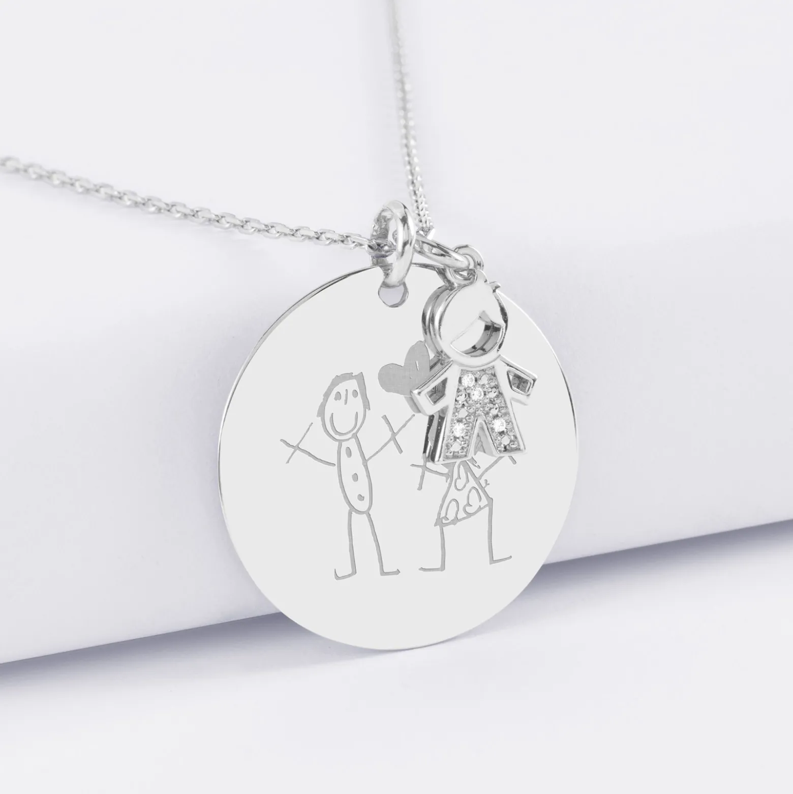 Pendentif personnalisé médaille gravée argent 27 mm et breloque petit garçon scintillant 12 mm