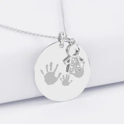 Pendentif personnalisé médaille gravée argent 27 mm et breloque petit garçon scintillant 12 mm