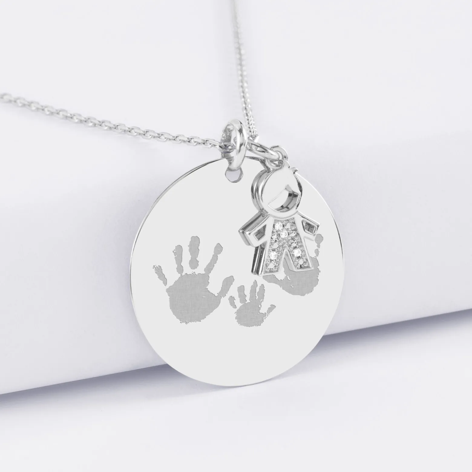 Pendentif personnalisé médaille gravée argent 27 mm et breloque petit garçon scintillant 12 mm