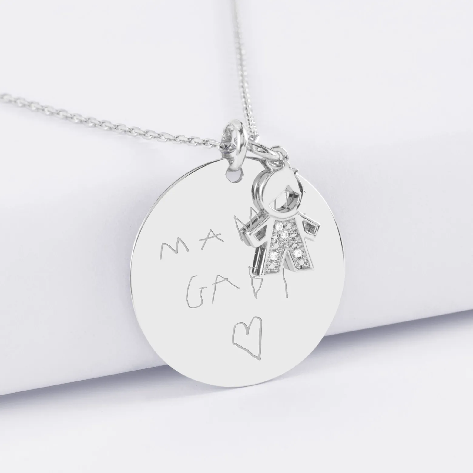 Pendentif personnalisé médaille gravée argent 27 mm et breloque petit garçon scintillant 12 mm