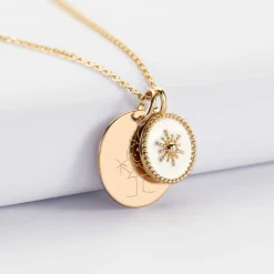 Pendentif personnalisé médaille gravée plaqué or 19 mm et breloque email blanc soleil 14 mm