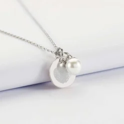 Pendentif personnalisé médaille gravée argent 15 mm et breloque perle nacre 10 mm