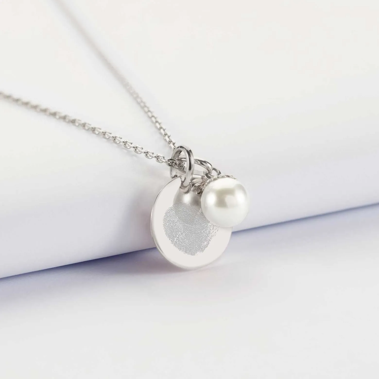 Pendentif personnalisé médaille gravée argent 15 mm et breloque perle nacre 10 mm