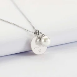 Pendentif personnalisé médaille gravée argent 15 mm et breloque perle nacre 10 mm