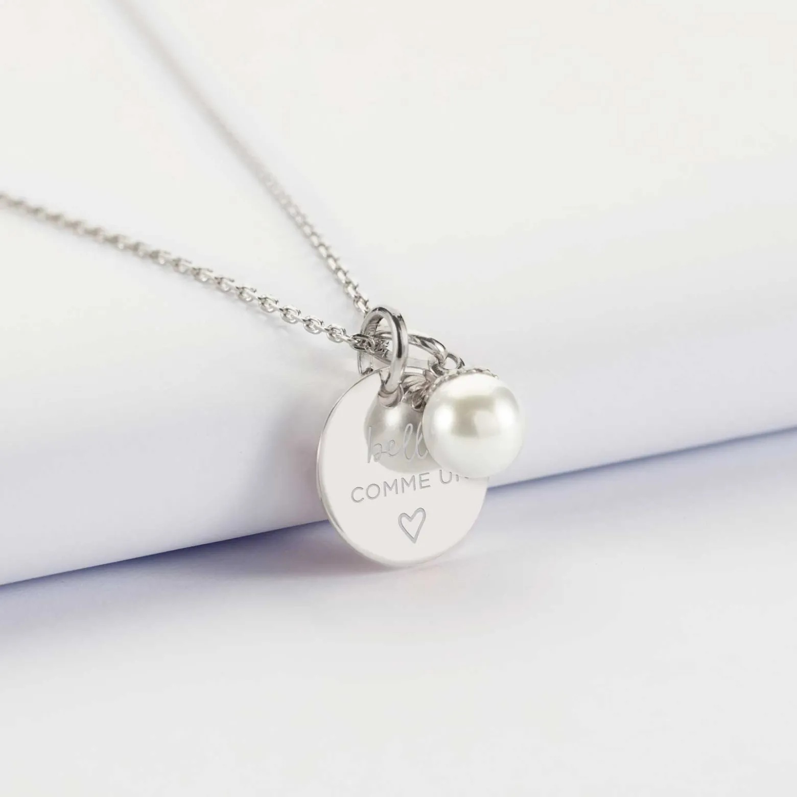 Pendentif personnalisé médaille gravée argent 15 mm et breloque perle nacre 10 mm