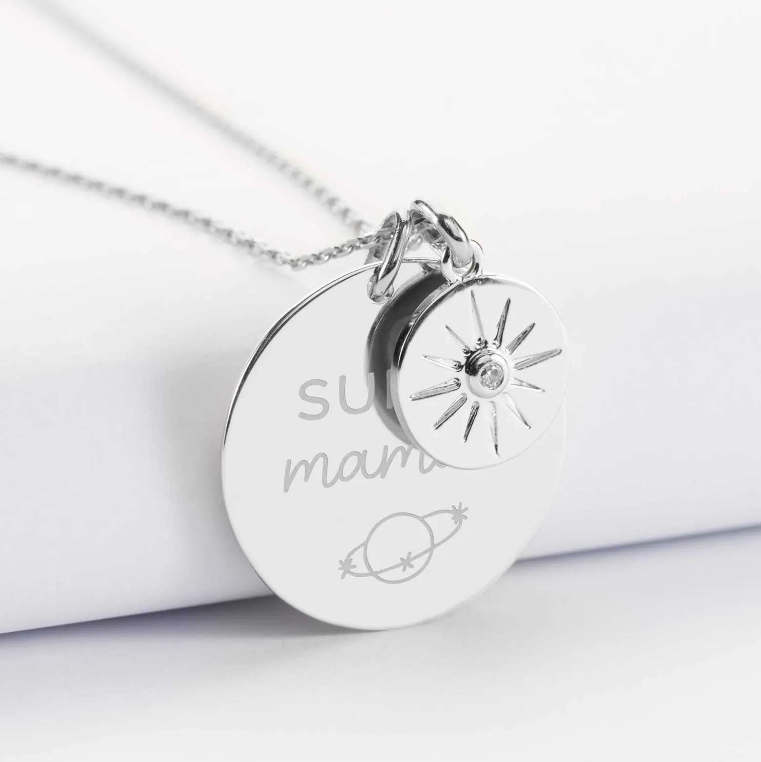 Pendentif personnalisé médaille gravée argent 27 mm et breloque soleil scintillant 14 mm