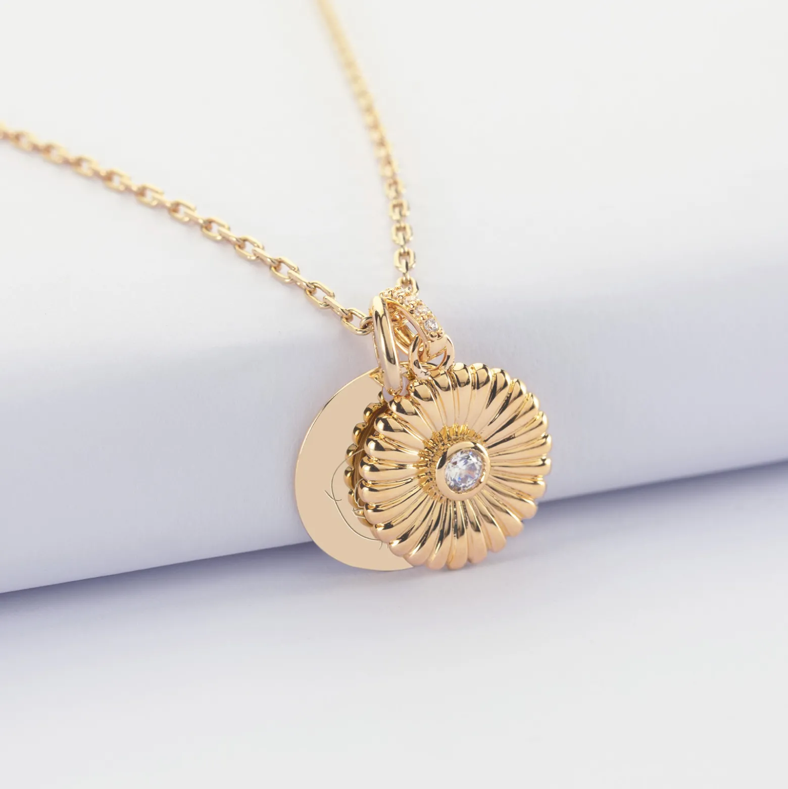 Pendentif personnalisé médaille gravée plaqué or 15 mm et breloque tournesol scintillant 14 mm