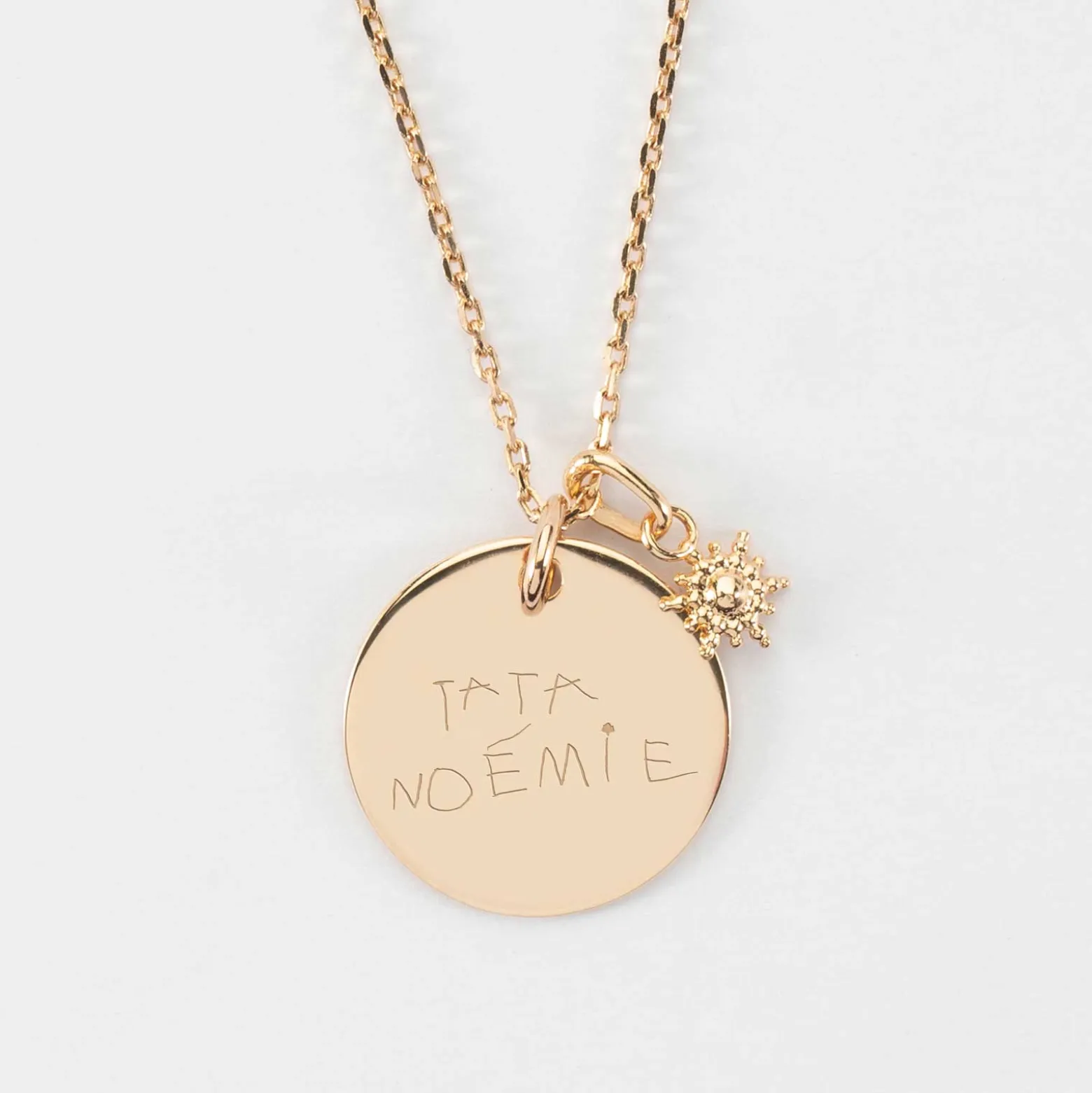 Pendentif personnalisé médaille gravée plaqué or 19 mm et breloque étoile brillante 6 mm
