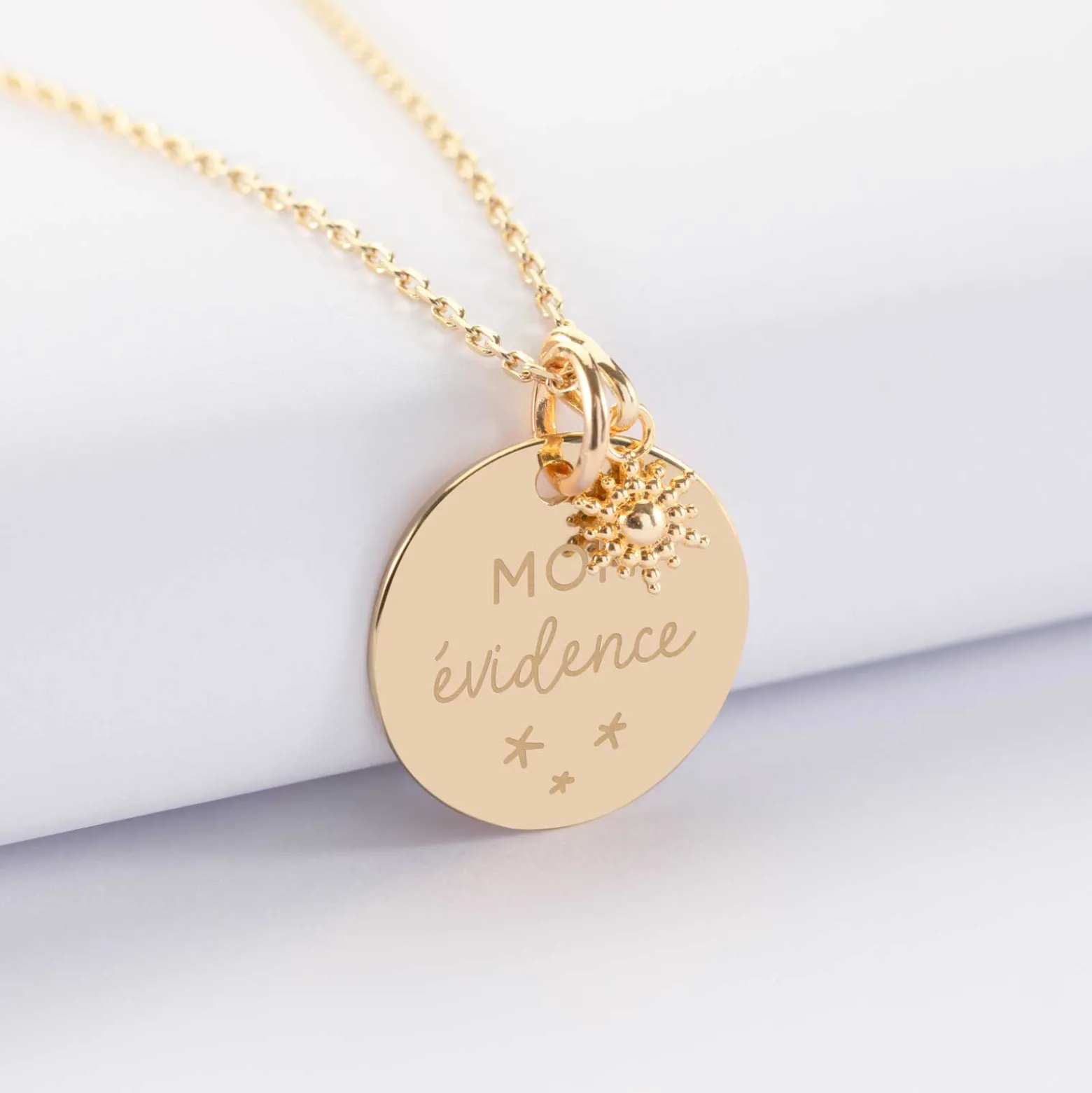 Pendentif personnalisé médaille gravée plaqué or 19 mm et breloque étoile brillante 6 mm