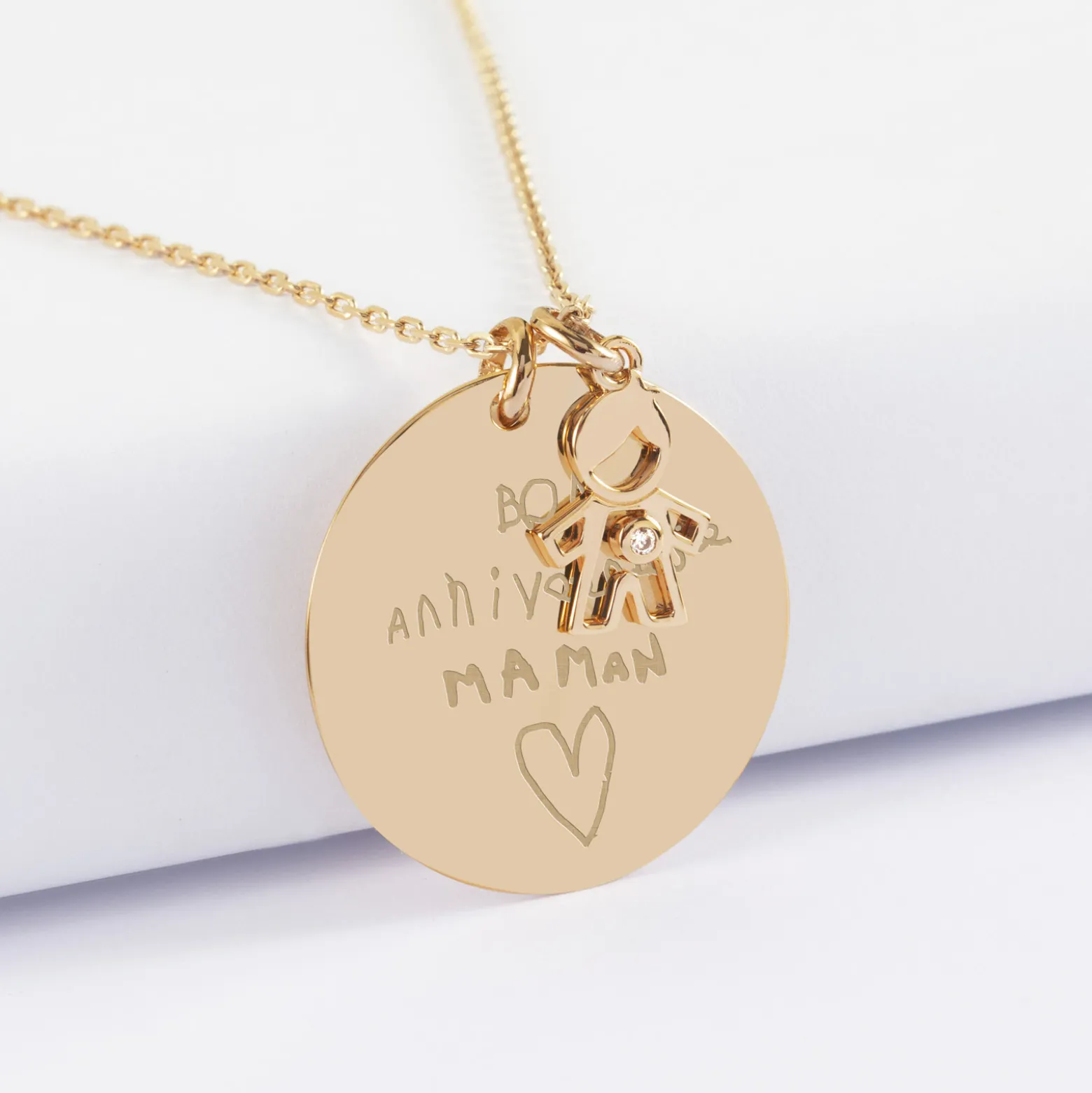 Pendentif personnalisé médaille gravée plaqué or 27 mm et breloque petit garçon zircon 12 mm