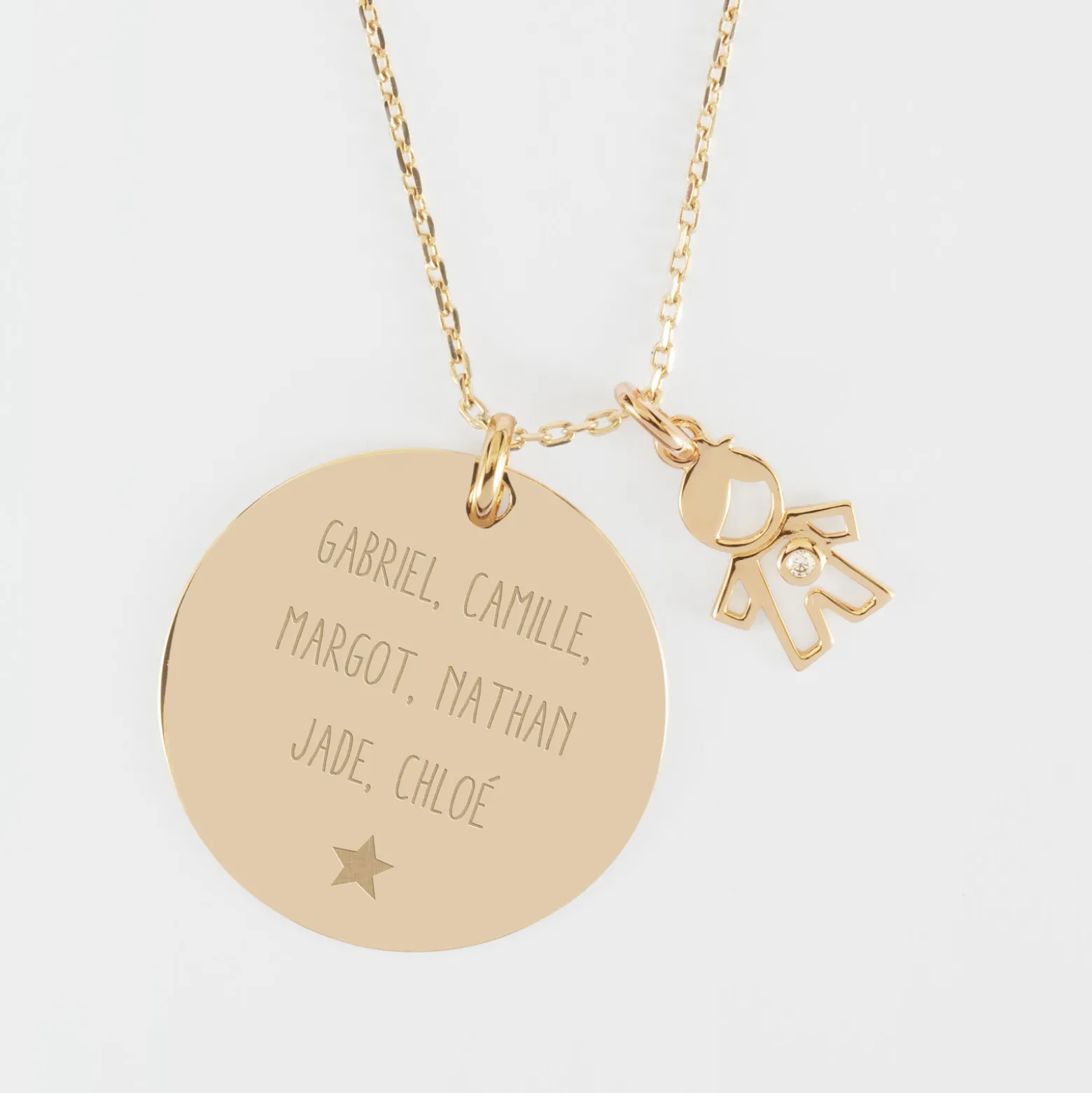 Pendentif personnalisé médaille gravée plaqué or 27 mm et breloque petit garçon zircon 12 mm