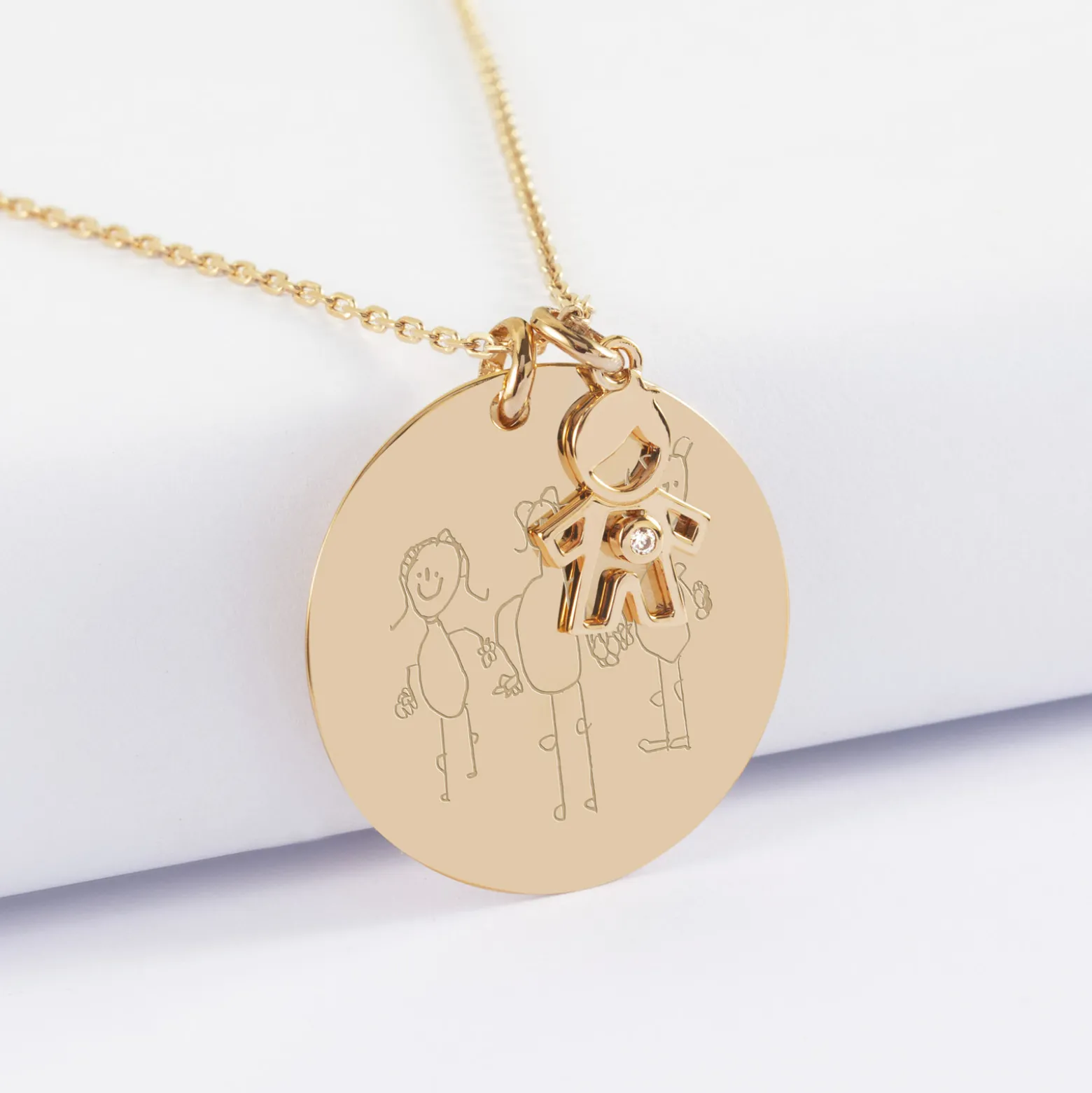 Pendentif personnalisé médaille gravée plaqué or 27 mm et breloque petit garçon zircon 12 mm
