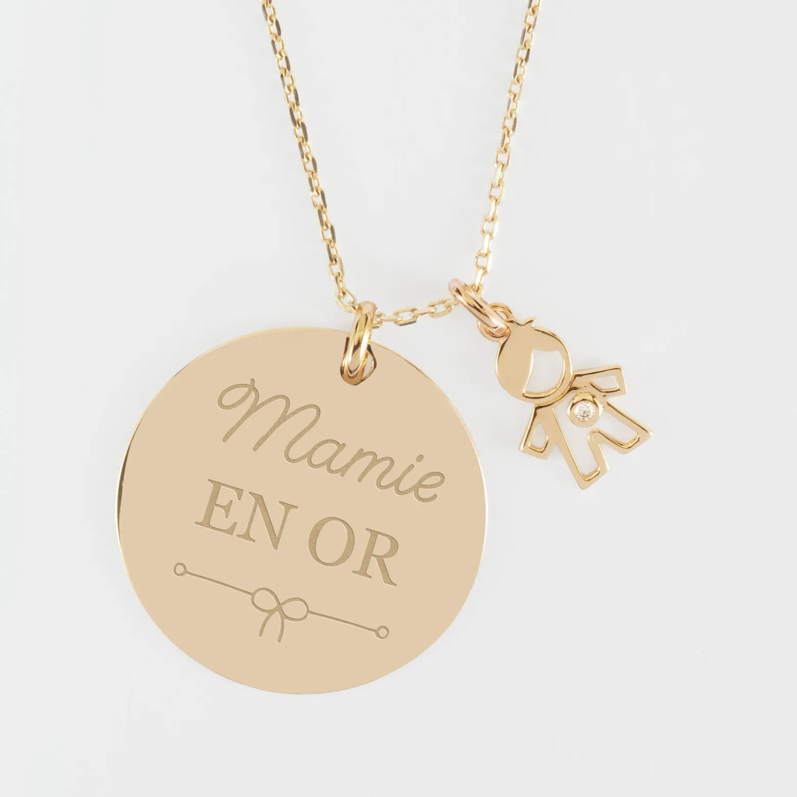 Pendentif personnalisé médaille gravée plaqué or 27 mm et breloque petit garçon zircon 12 mm