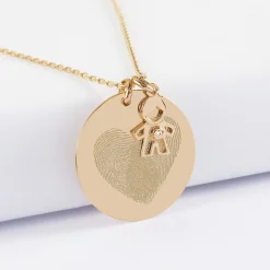 Pendentif personnalisé médaille gravée plaqué or 27 mm et breloque petit garçon zircon 12 mm